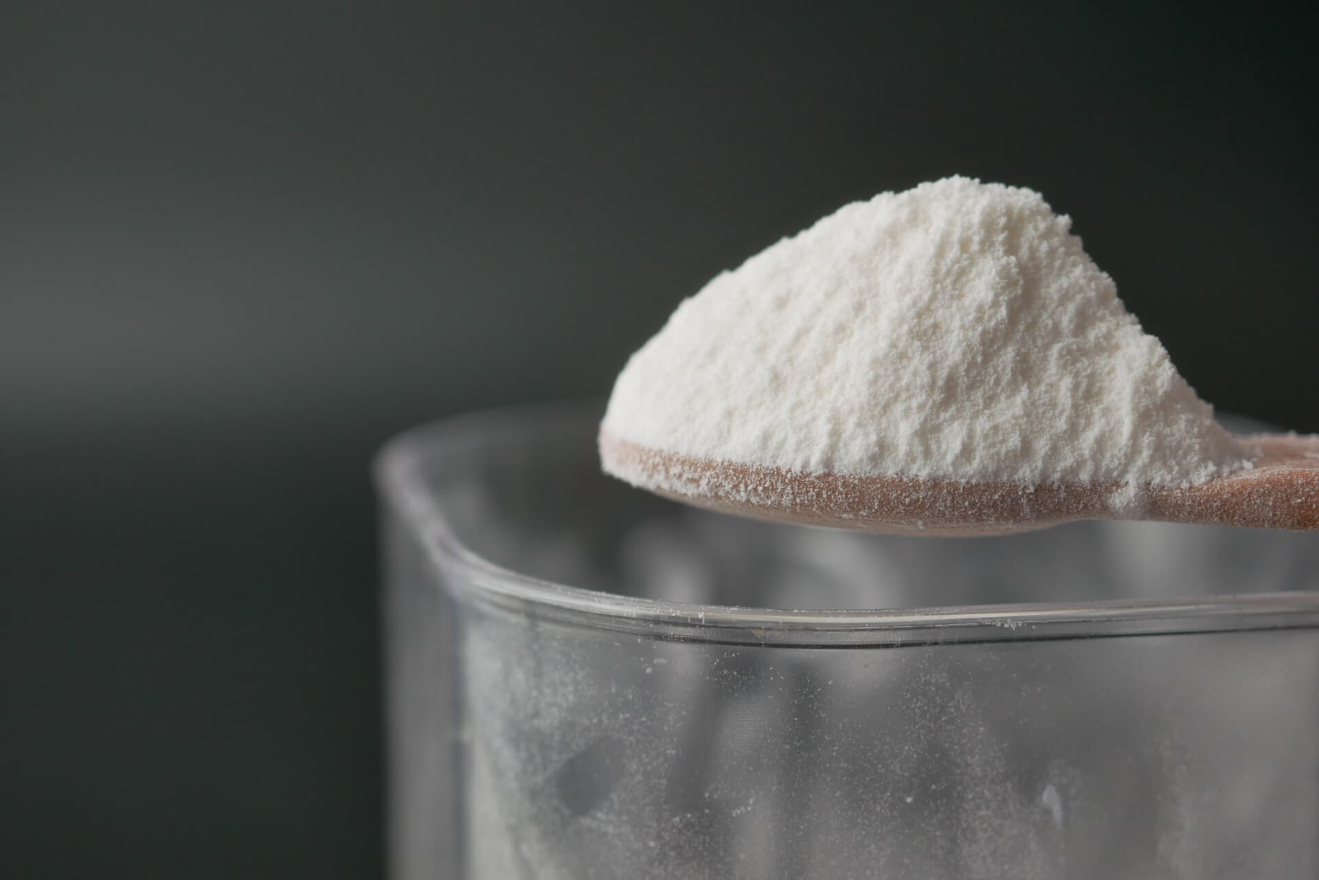 Wit poeder in een schaaltje — soda als huismiddel tegen kalknagels