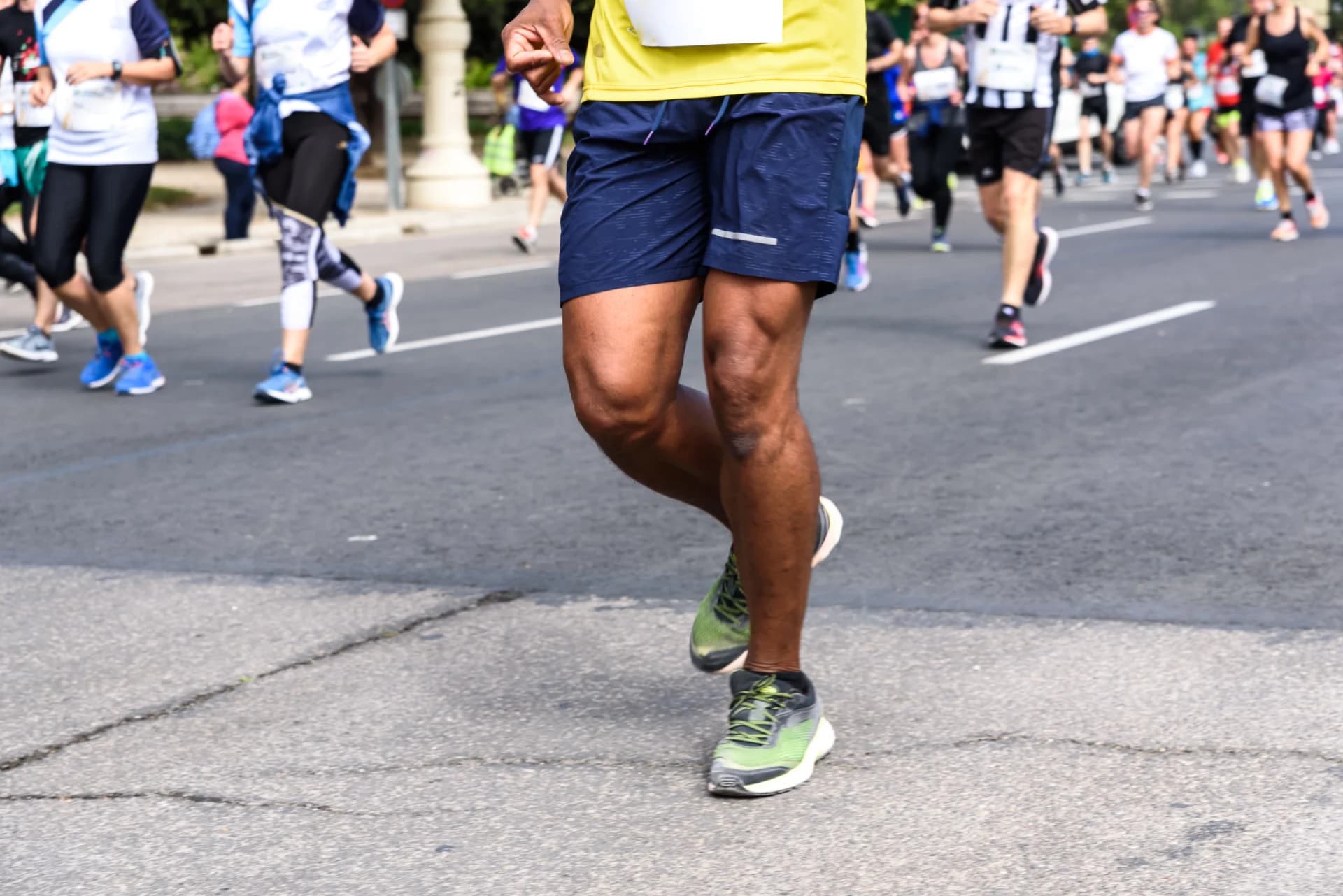 Voeten van een hardloper in hardloopschoenen