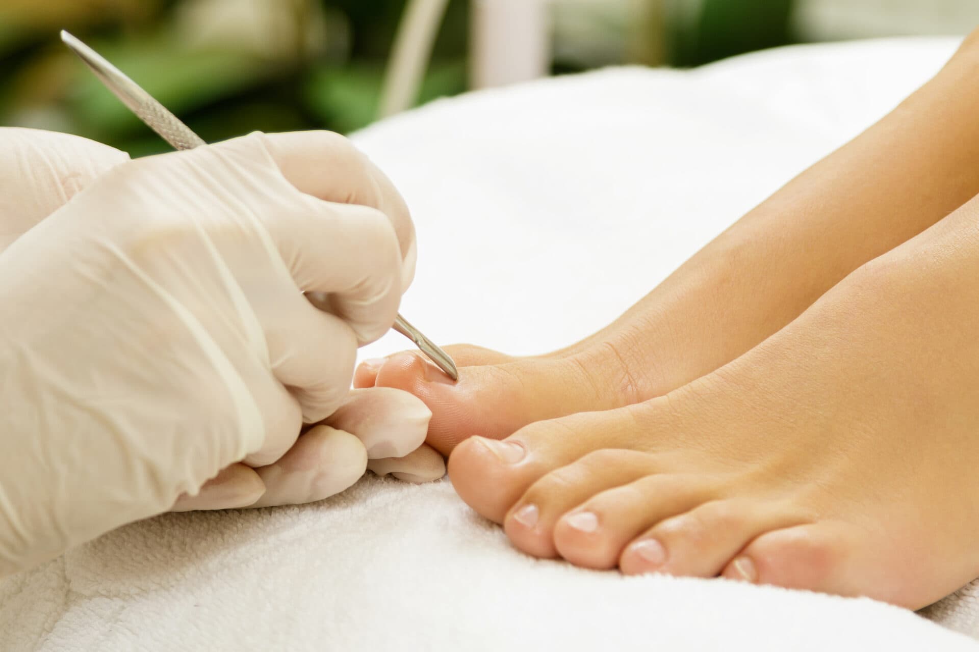 Pedicure behandelt de teennagels van een cliënt