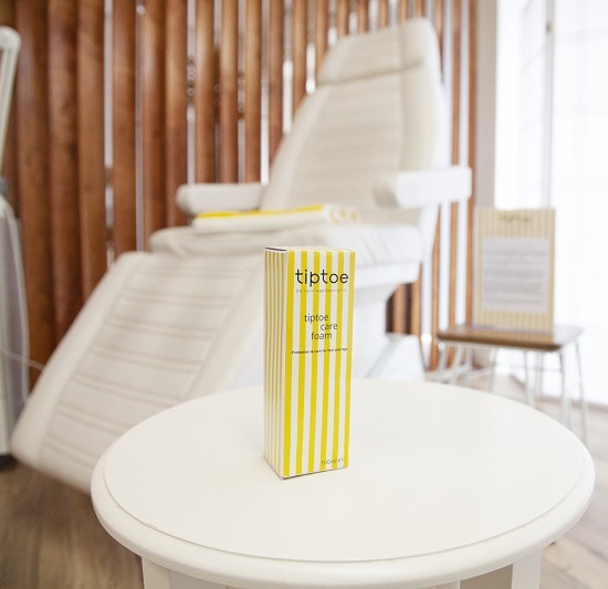 tiptoe care foam verpakking op een tafel in de behandelkamer van een tiptoe salon